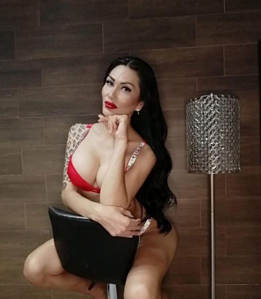 Hola amor soy una chica trans muy caliente ven para tener el encuentro qué tu quieres ven para que me des leche amor 